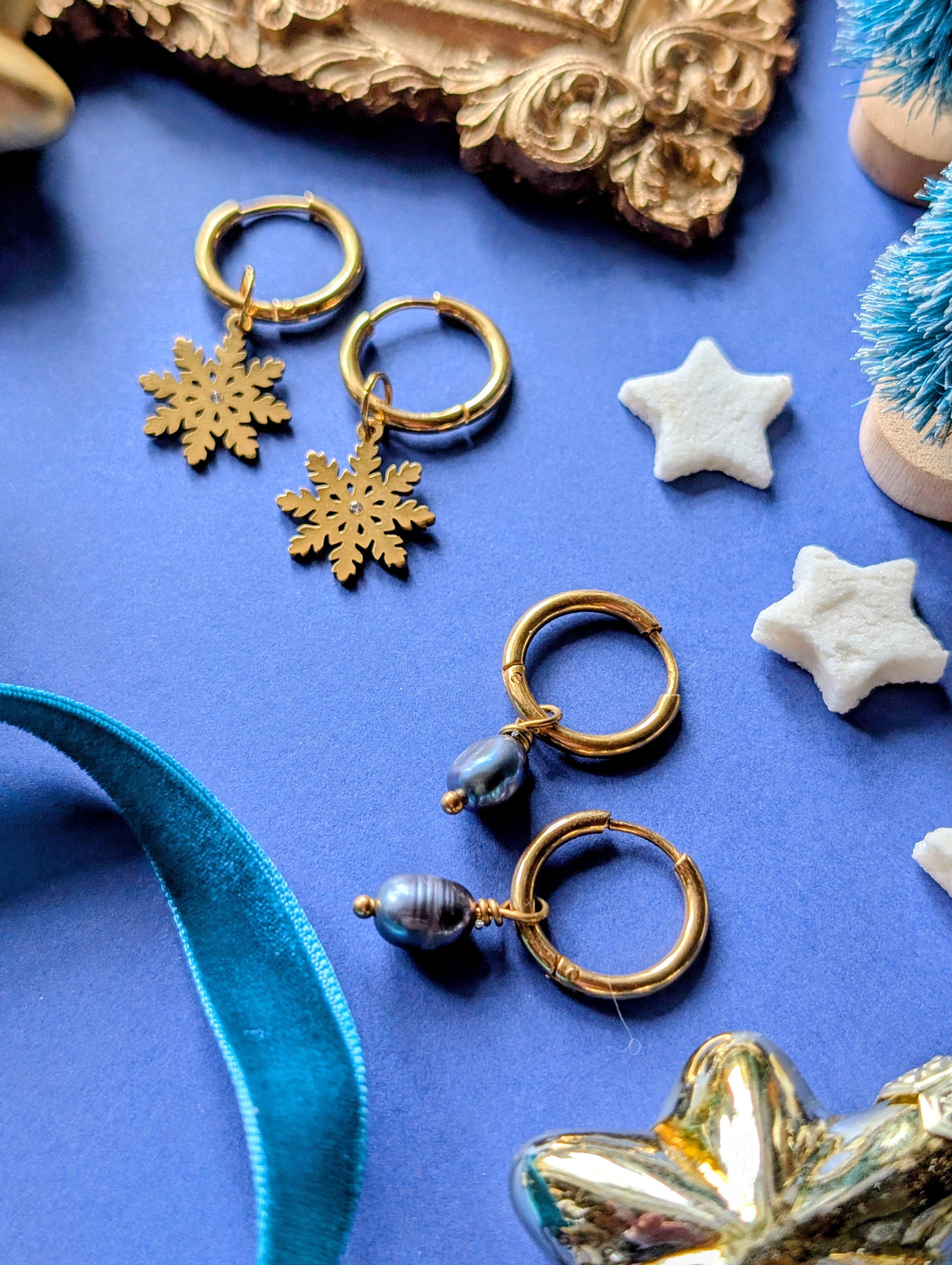 Winterglanz - Edelstahl Creolen mit Schneeflocken Anhänger und Zirkon