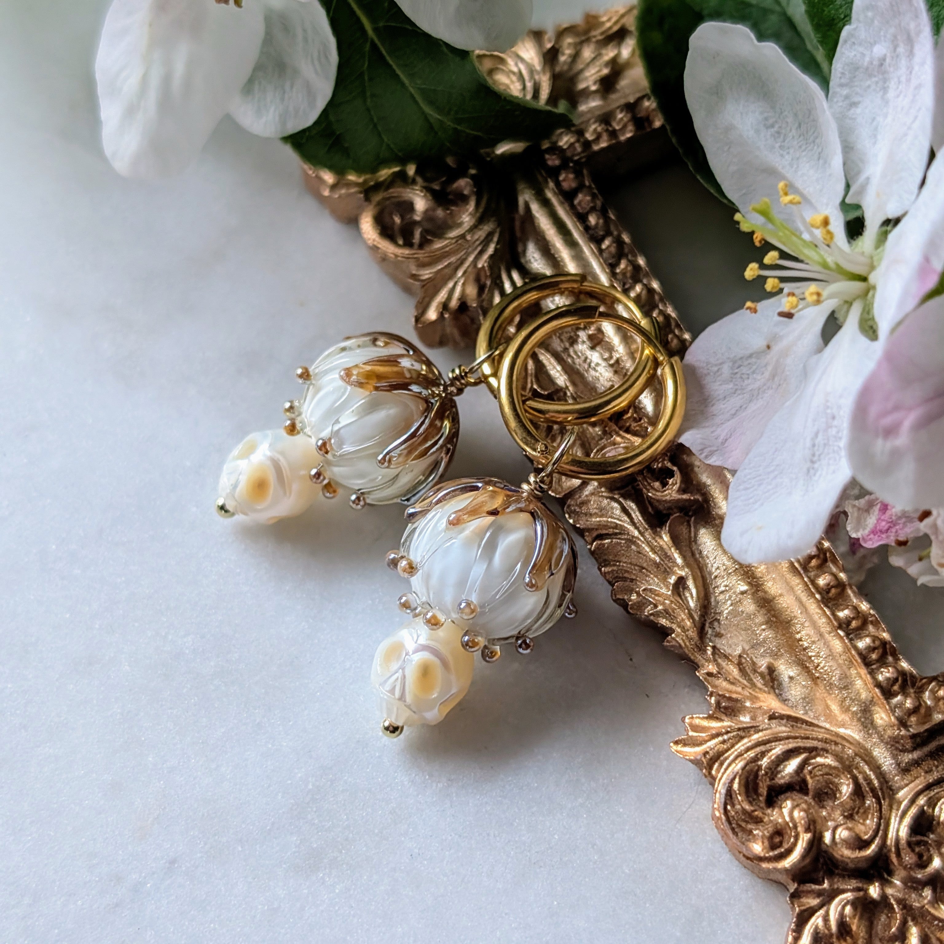 Creolen mit handgefertigten Lampworkperlen und Totenköpfen aus Süßwasserperlen – femininer Gothic Schmuck