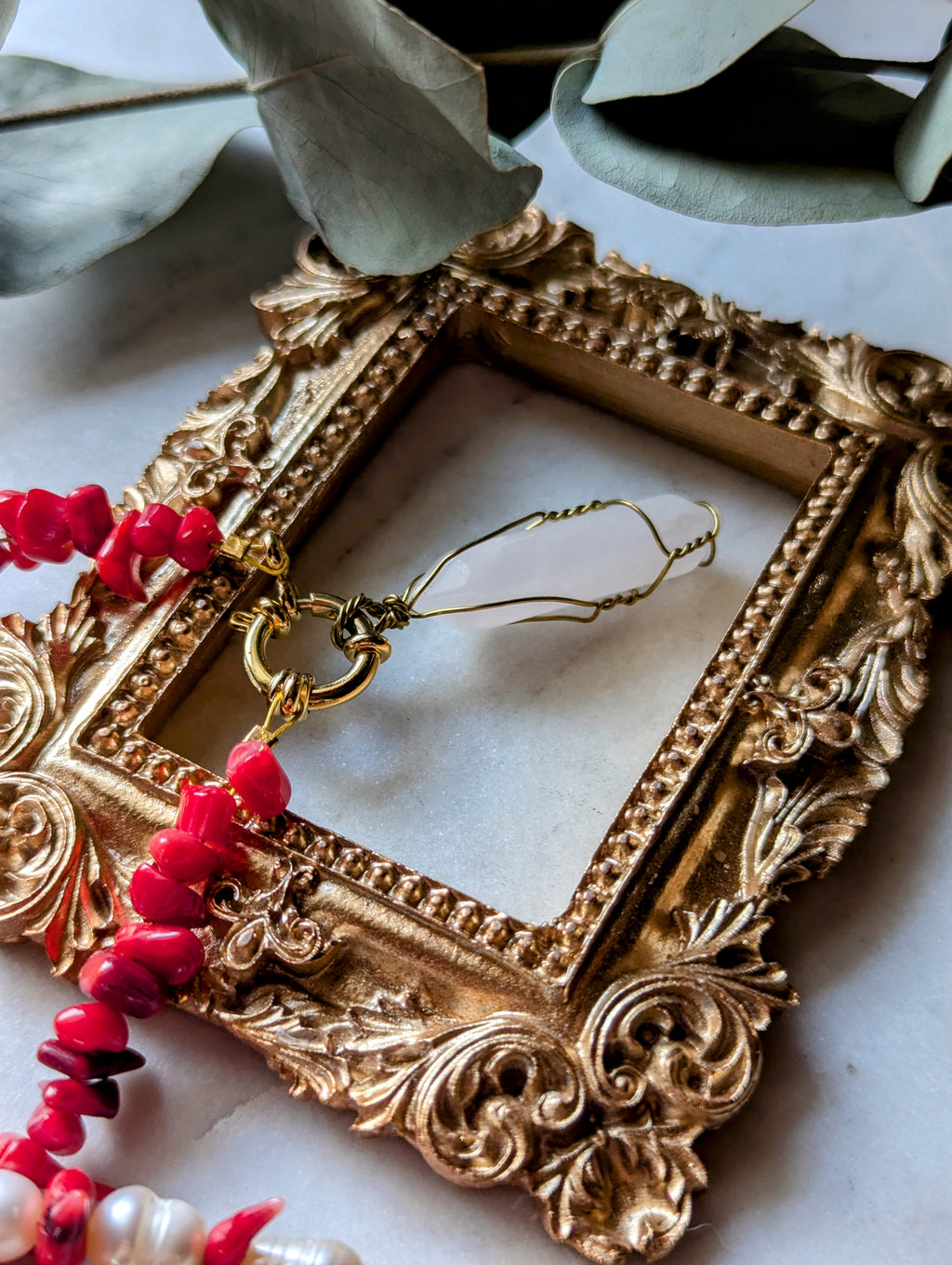 Halskette "Ocean Whisper Choker" – Koralle, Süßwasserperlen & Bergkristall