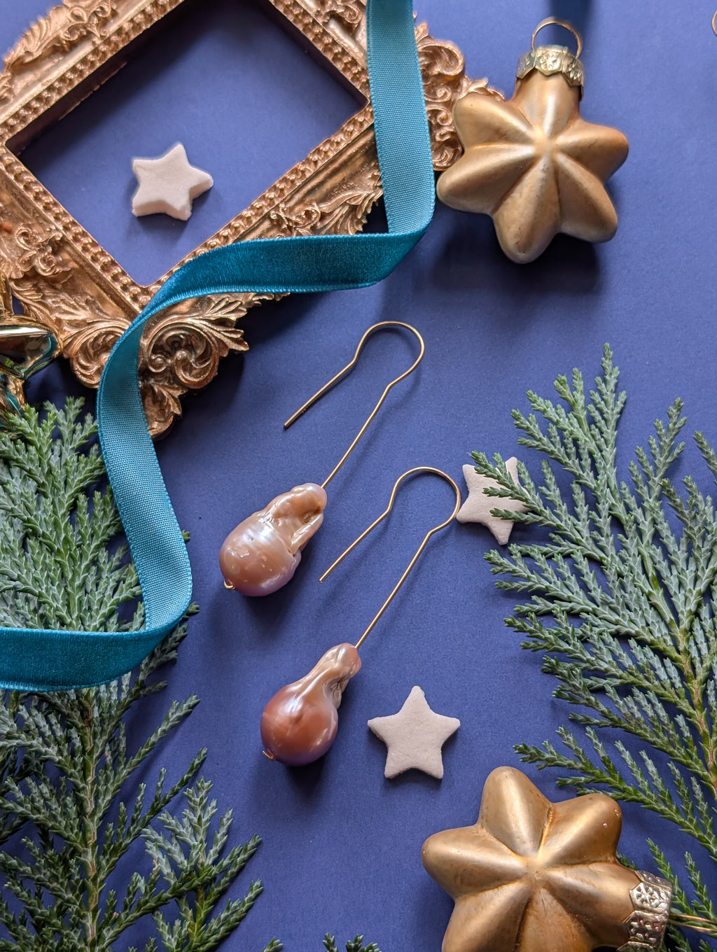 Rosewood Key - Barockperlen Ohrhänger mit Schlüsselloch Detail