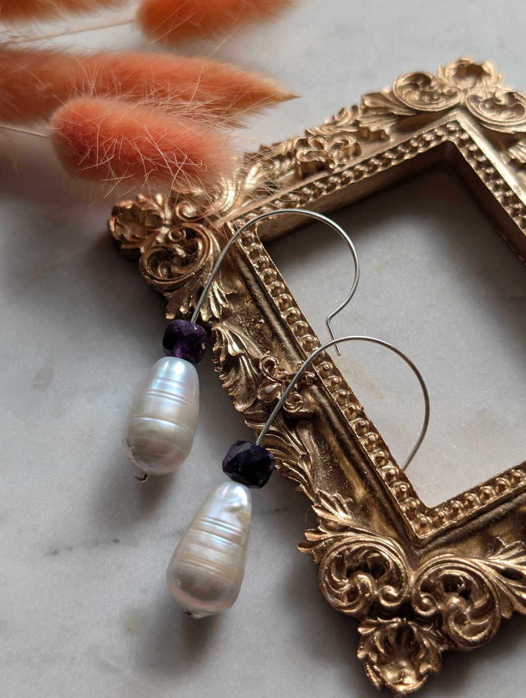 Royal Drops - Ohrhänger mit Barockperle und violettem Quarz