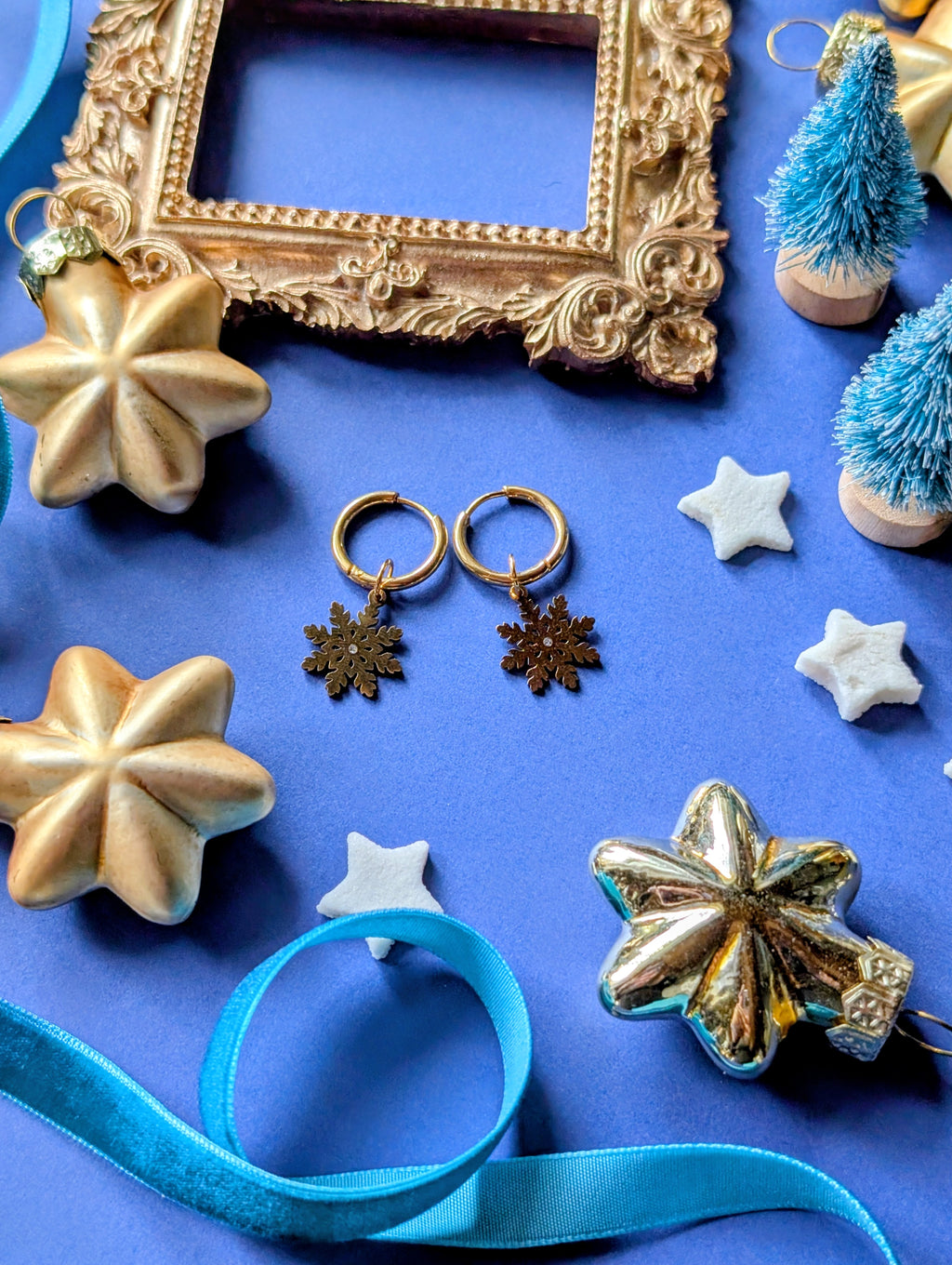 Winterglanz - Edelstahl Creolen mit Schneeflocken Anhänger und Zirkon