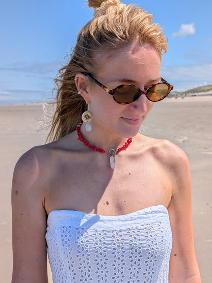 Short necklace with coral, freshwater pearls and rock crystal