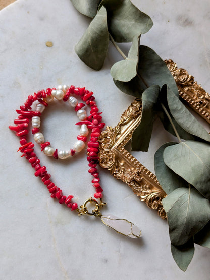 Short necklace with coral, freshwater pearls and rock crystal