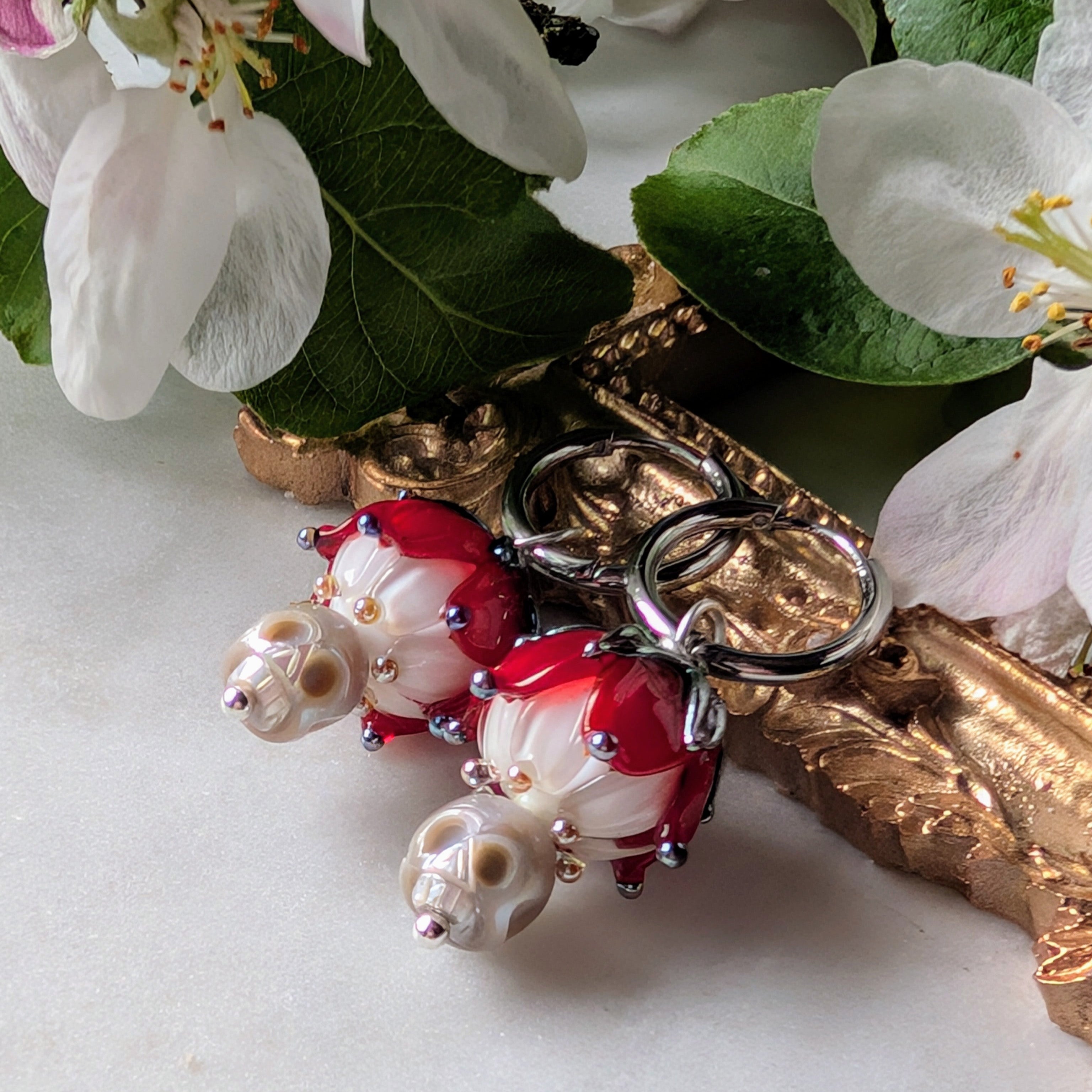 Creolen mit handgefertigten Lampworkperlen und Totenköpfen aus Süßwasserperlen – femininer Gothic Schmuck